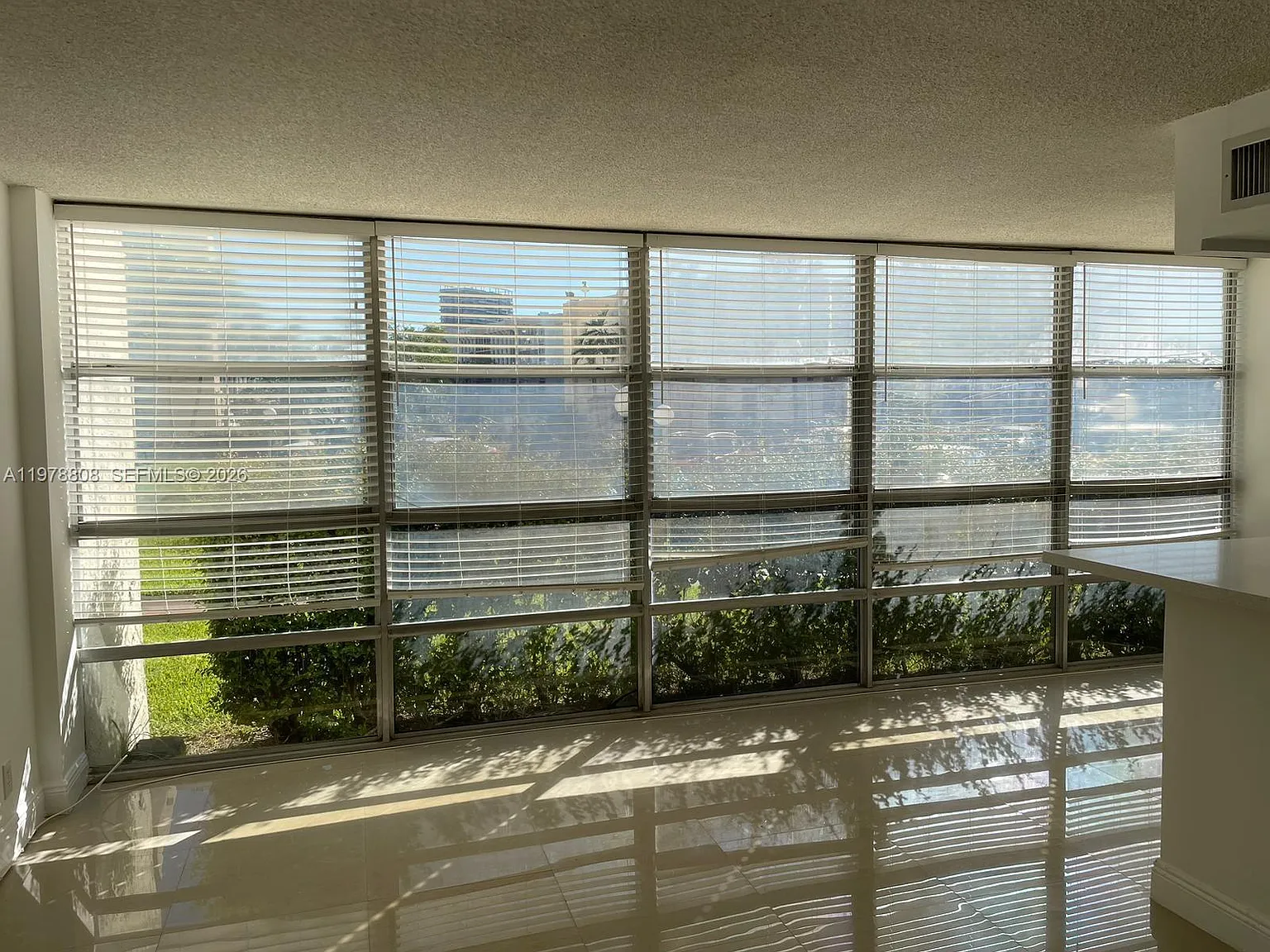 Desoto Park Condo — Photo 4