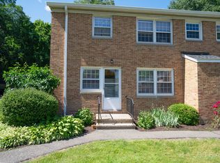 114 Heritage Hill Rd APT B, New Canaan, CT 06840