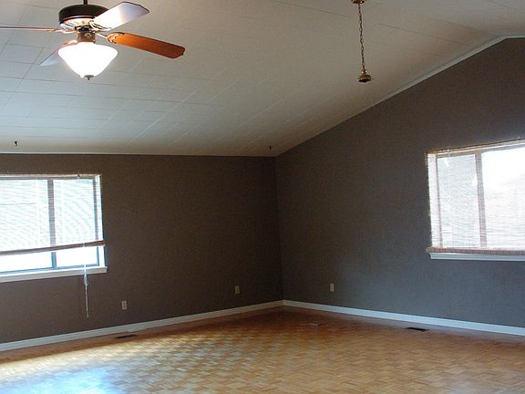 Huge bonus room w muprhy bed/possible 4th bedroom