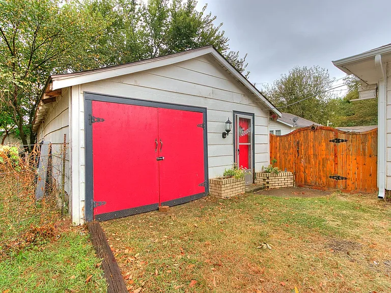625 W Dewey St — Photo 32