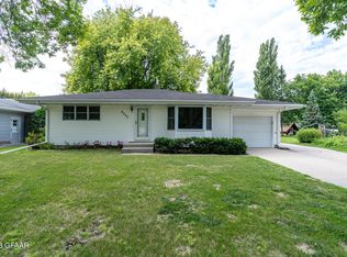 2535 Clover Dr, Grand Forks, ND 58201