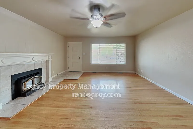 3 bed, 2.0 bath, 1256 sqft, $2,595 — Photo 3