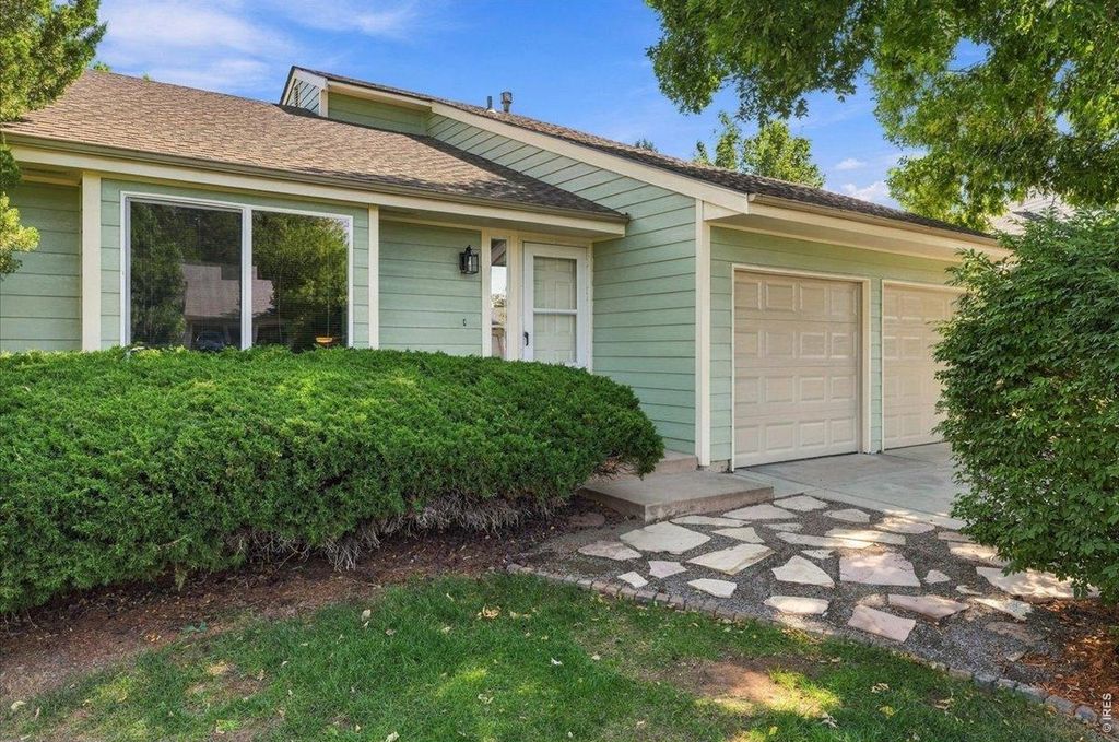 901 Bitterbrush Ln