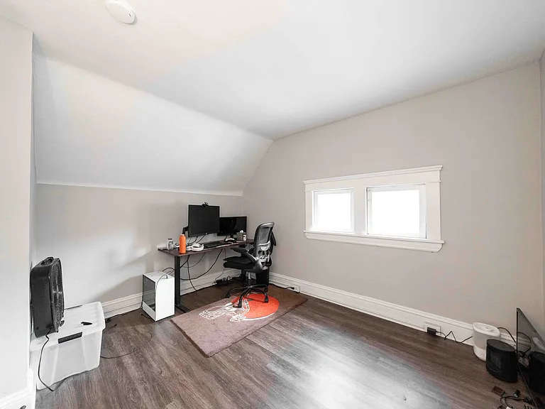 1374 Gladys Ave — Photo 16