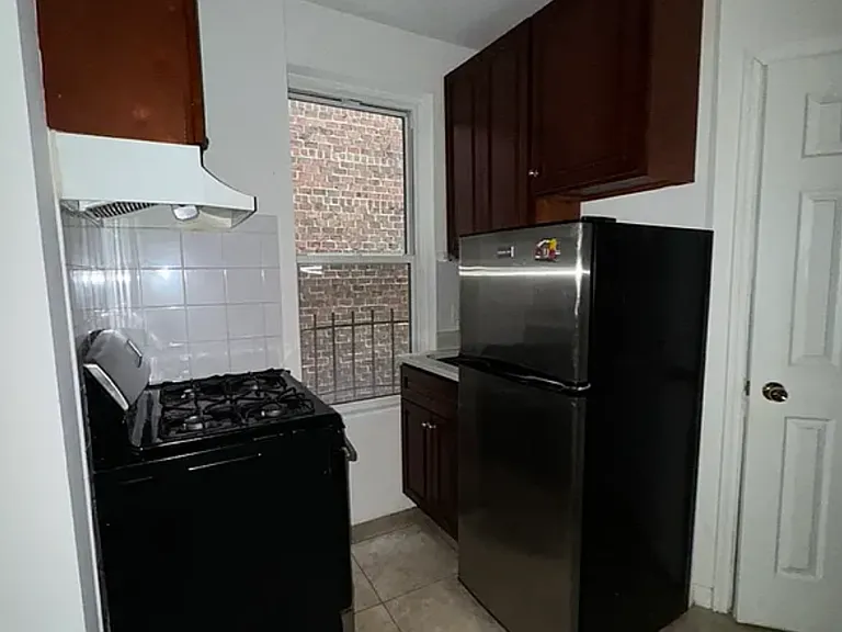 451 W 44th St #23 — Photo 4