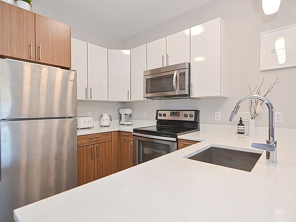 5th image of 999 Hancock St Unit 406