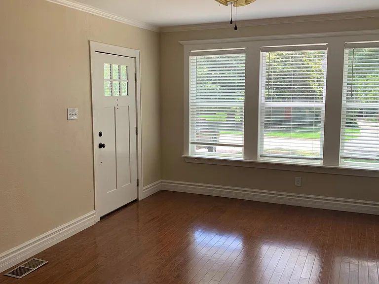 950 Linden St — Photo 2