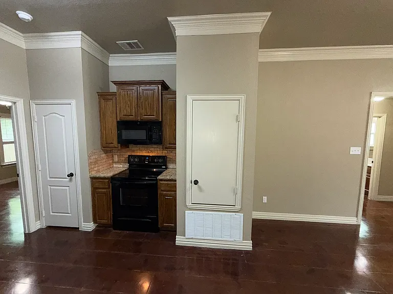 1002 Ferrara Cir #B — Photo 10