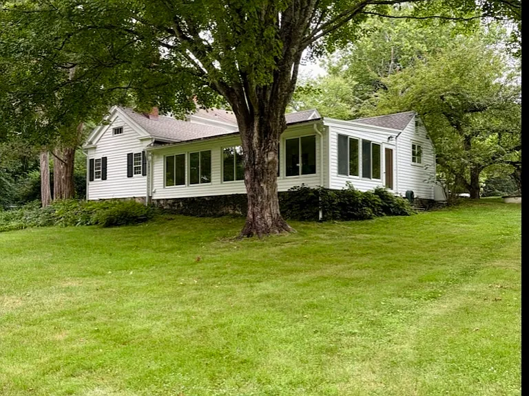 320 Valley Rd — Photo 4