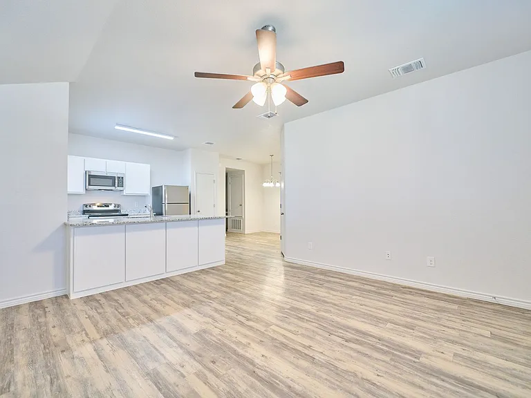 1809 Clovis Dr — Photo 3