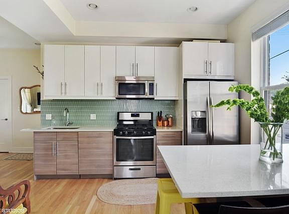 4th image of 1236 N Paulina St #102