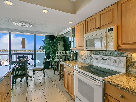4th image of 123 Lakeshore Dr APT 1245