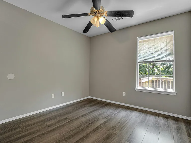 Second (Middle) Bedroom