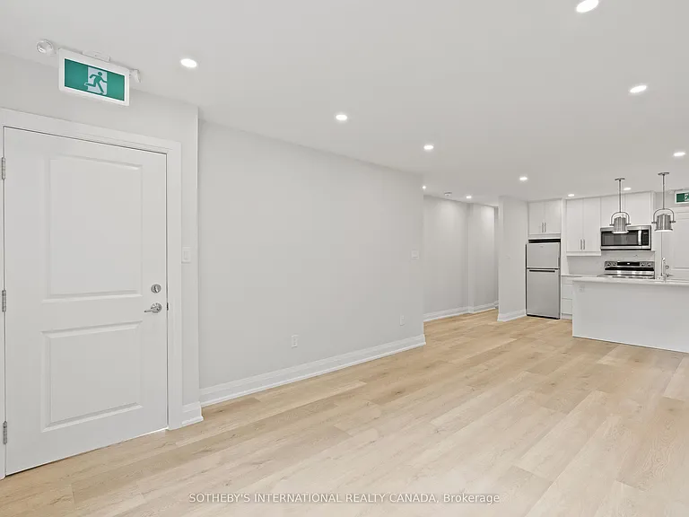 30 Strathgowan Ave #UPPER — Photo 15