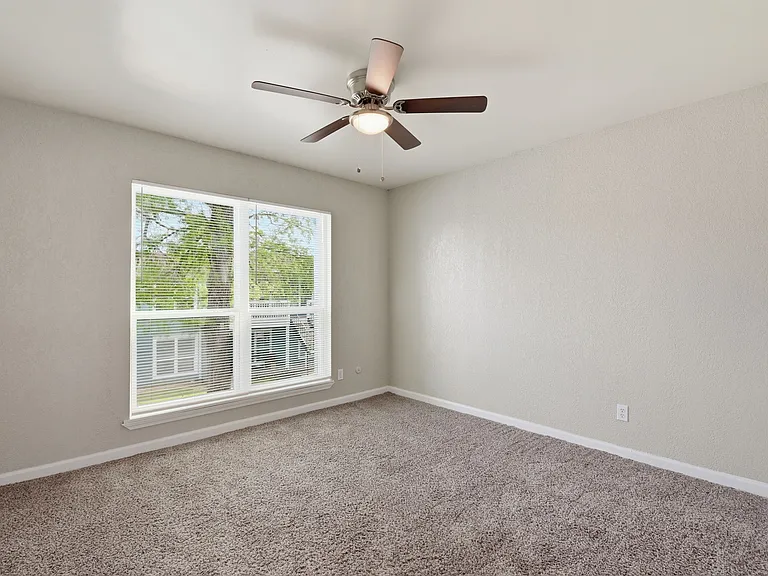 Henderson Grove Apartments — Photo 24