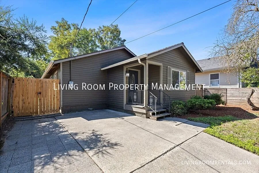 Beautiful Woodlawn Ranch with a Private Yard — Photo 4