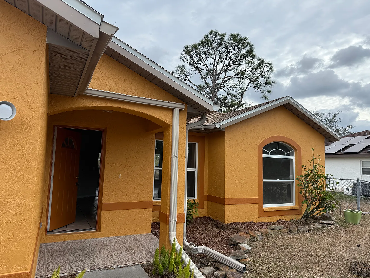 3 bed, 1436 sqft, $1,975 — Photo 2