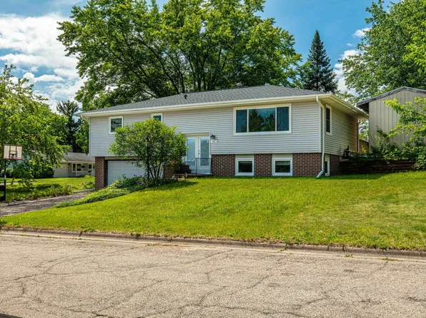 101 Hilltop Dr, Mount Horeb, WI 53572