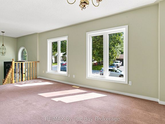 3rd image of 36 Harbour Cres