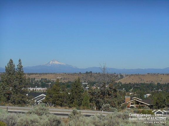 3rd image of 700 SE Manzanita Dr