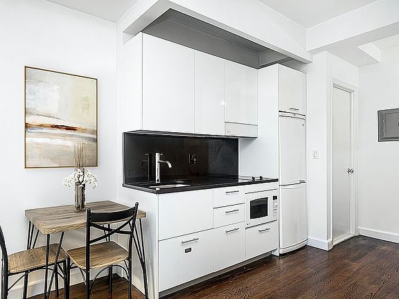 3rd image of 212 W 91st St #424