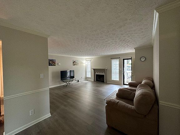 4th image of 111 Sterling Ct