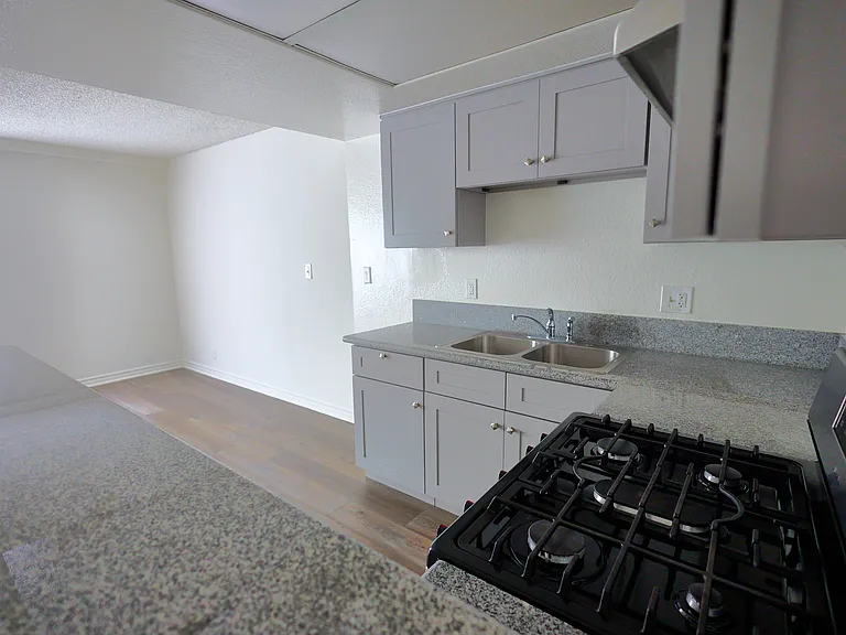 2928 Leeward Ave — Photo 6
