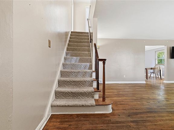 2nd image of 332 Old Farm Rd
