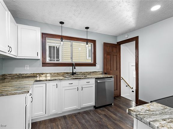 4th image of 884 Lexington Ave