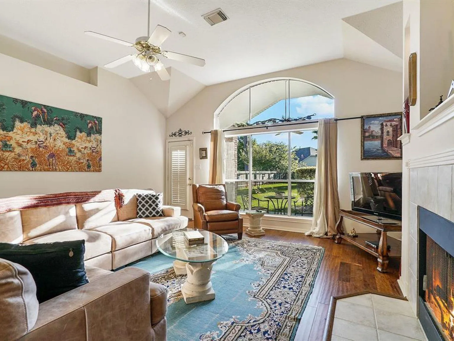 3 bed, 2.0 bath, 2077 sqft, $2,200 — Photo 1