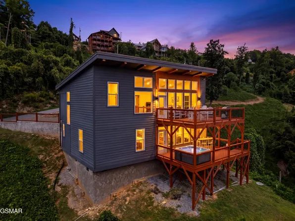 732 Beanstalk Rd, Gatlinburg, TN 37738