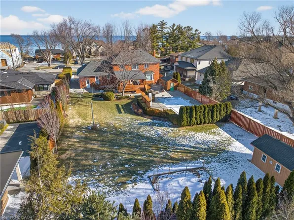 22 Wendakee Dr, Hamilton, ON L8E 5T3