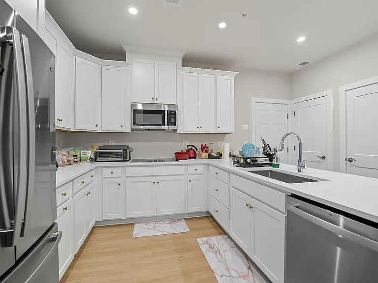 707 Thomas Ln #A — Photo 10