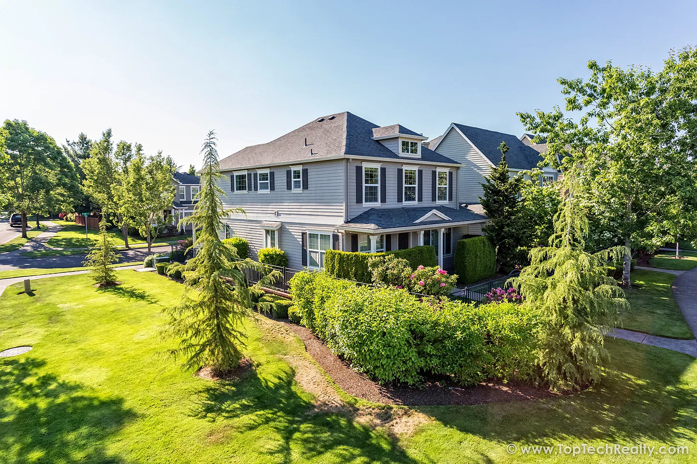 Gorgeous Corner Lot | 3 Bedroom | 2.5 Bathrooms | Plus den/office | Single Family Home | Located ... — Photo 3