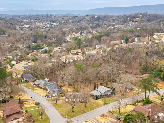 5th image of 936 Sherry Cir