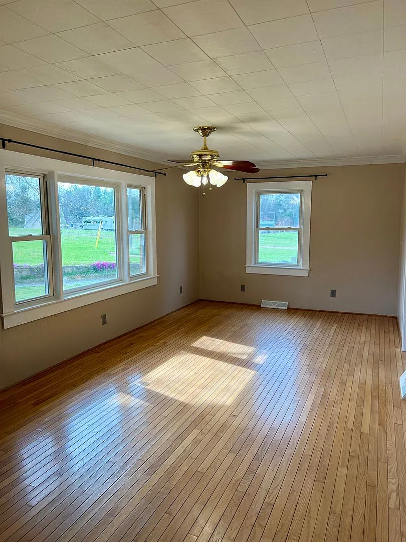Classic Brick Ranch in the heart of Hendersonville! — Photo 2