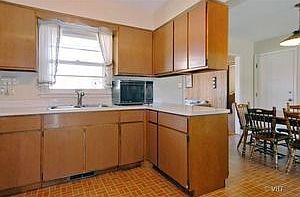 3rd image of 907 Foxwood Cir