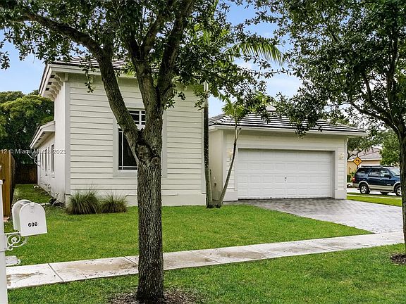3rd image of 608 SE 31st Ave