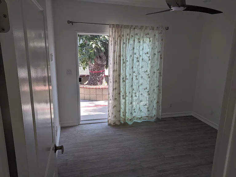 2442 Granville Ave — Photo 16