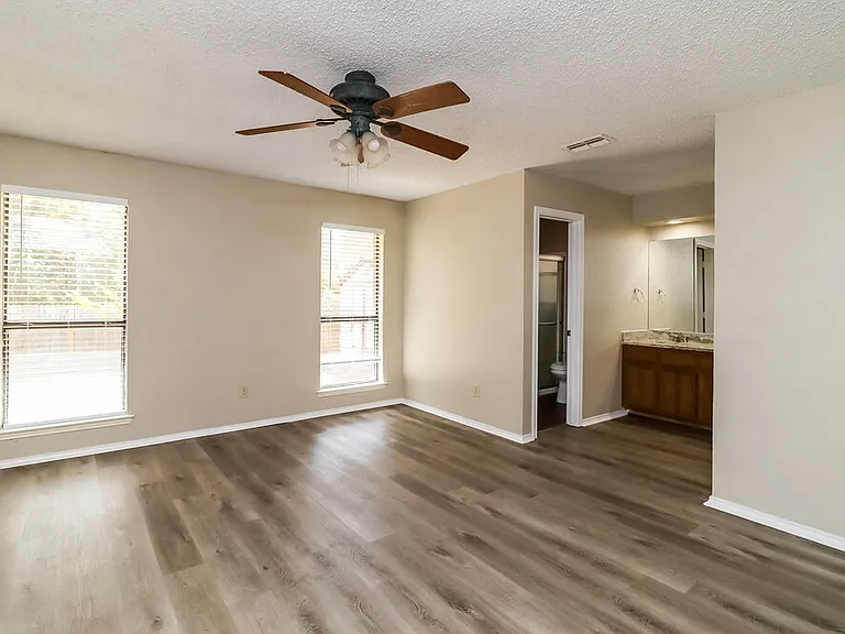 721 Owens Dr — Photo 10