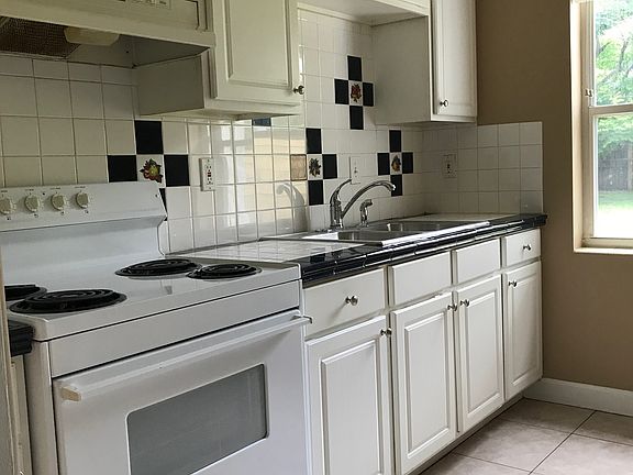 2nd image of 2100 Tangerine St