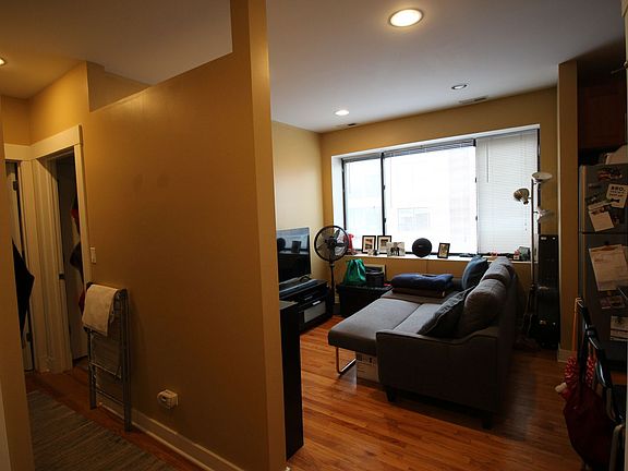 2nd image of 2245 W Barry Ave APT 4C