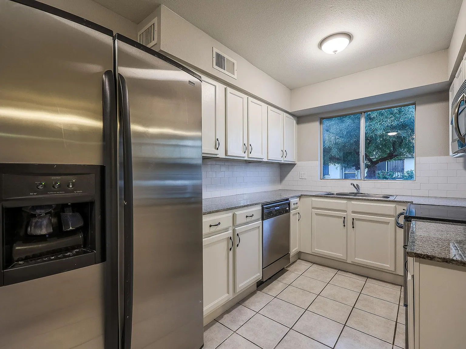 2611 E Maryland Dr — Photo 4