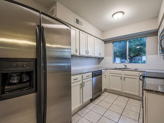 4th image of 2611 E Maryland Dr
