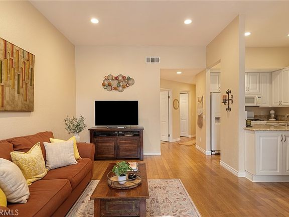 4th image of 6 Brownfield Ln