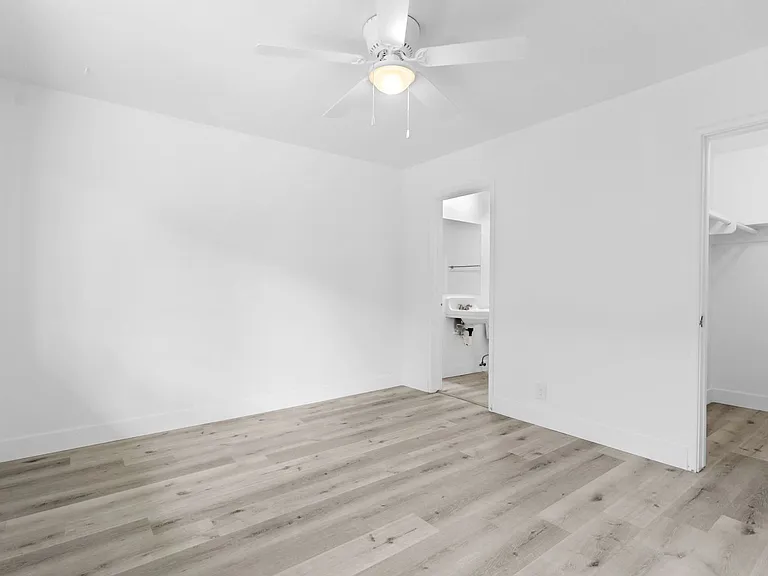 Country Club Apartments — Photo 12
