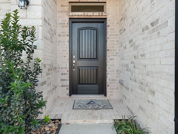 2nd image of 2104 Redwood Dr