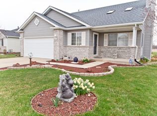 811 Blackhawk Dr, Braidwood, IL 60408