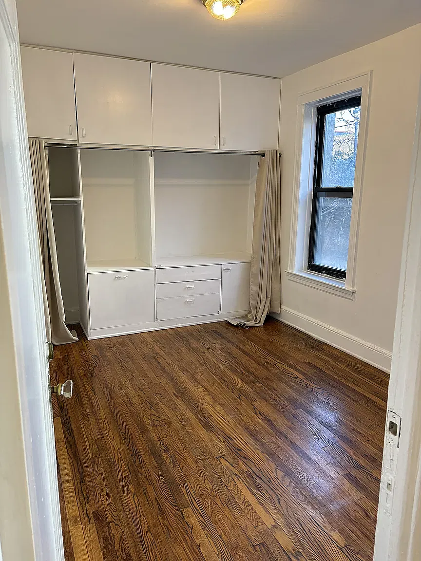 45-54 39th Place — Photo 2