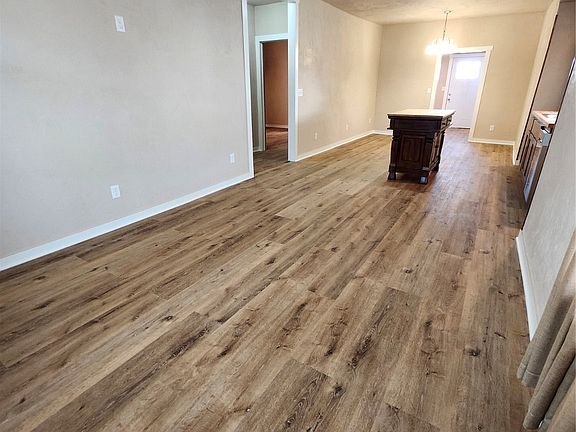 4th image of 604 N Oak St